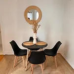 Chic Apartment On The Famous Shopping Rue Du Faubourg Saint-Honore Street