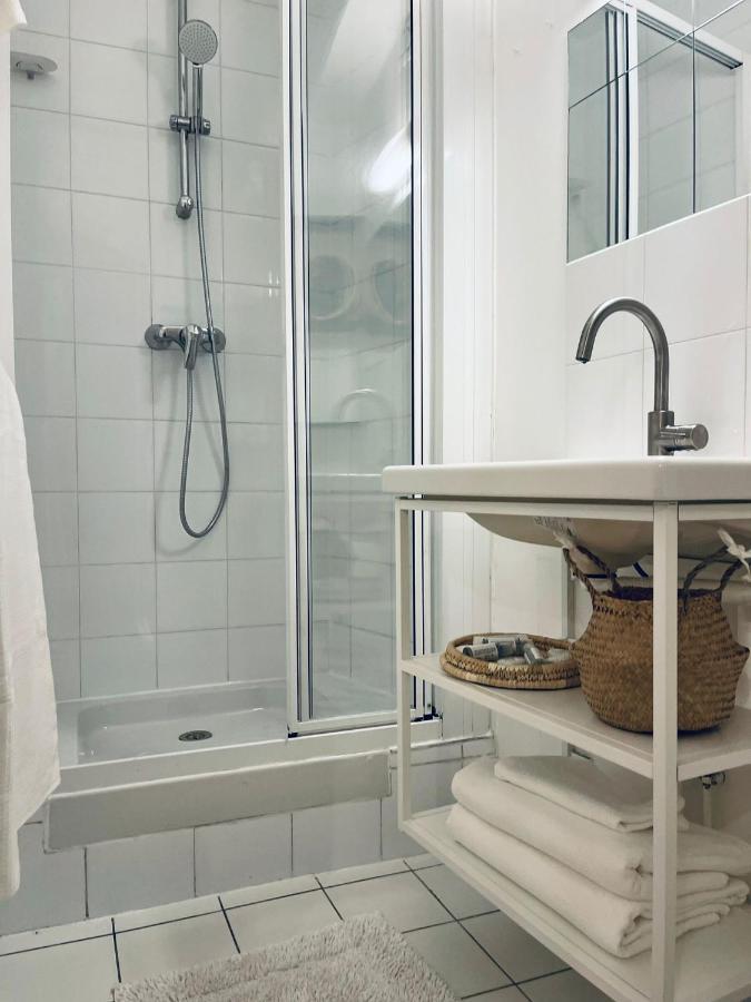 Chic On The Famous Shopping Rue Du Faubourg Saint-honore Street Apartment
