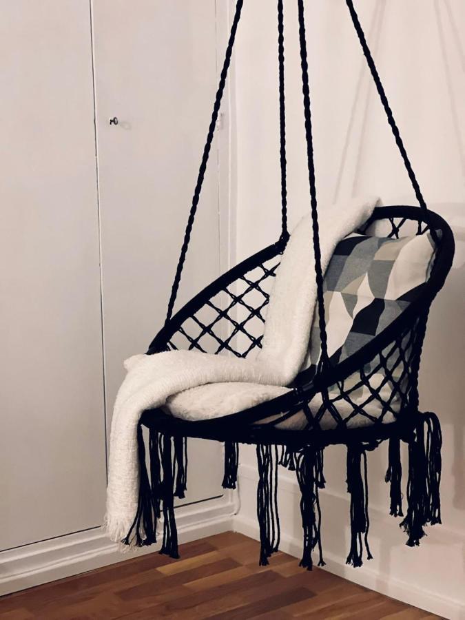 Chic On The Famous Shopping Rue Du Faubourg Saint-honore Street *