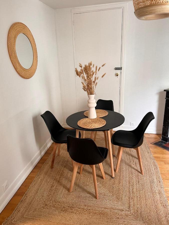 Chic On The Famous Shopping Rue Du Faubourg Saint-honore Street *